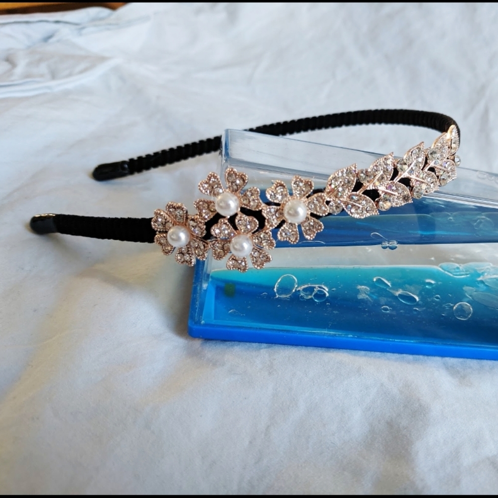NIB Flower Rhinestone headband